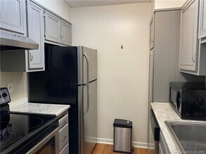 34 Padanaram Rd-Unit -316 in Danbury, CT - Building Photo - Building Photo