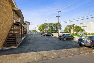 1243 Homestead Rd in La Grange Park, IL - Foto de edificio - Building Photo