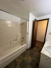 102 Rob Roy Ln in Charles City, IA - Building Photo - Building Photo