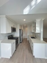 6050 Canterbury Dr, Unit F305 in Culver City, CA - Building Photo - Building Photo