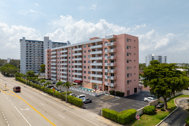 Leisure Shores Condominium in Pompano Beach, FL - Building Photo - Building Photo