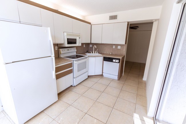 5910 Morningstar Cir-Unit -202 in Delray Beach, FL - Building Photo - Building Photo