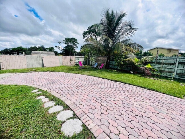 1501 Meridian Rd in West Palm Beach, FL - Building Photo - Building Photo