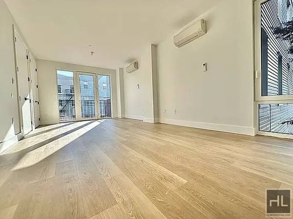 138 Frost St in Brooklyn, NY - Building Photo