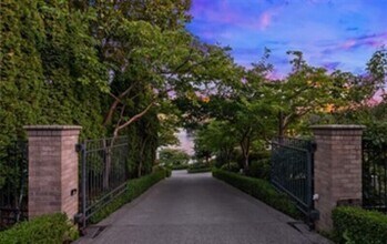 16 Enatai Dr in Bellevue, WA - Building Photo - Building Photo