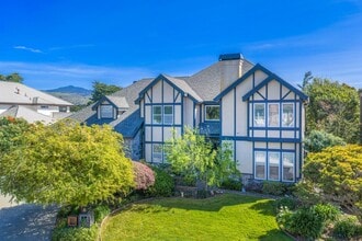 44 Fairway Pl in Half Moon Bay, CA - Building Photo - Building Photo