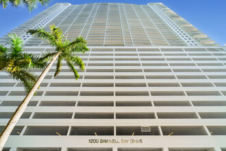 1200 Brickell Bay Dr, Unit 2122 in Miami, FL - Foto de edificio - Building Photo