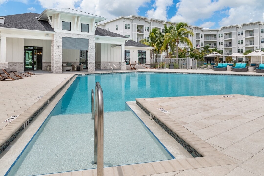 Oasis at Surfside* in Cape Coral, FL - Foto de edificio