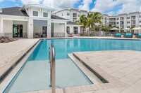 Oasis at Surfside in Cape Coral, FL - Foto de edificio - Building Photo