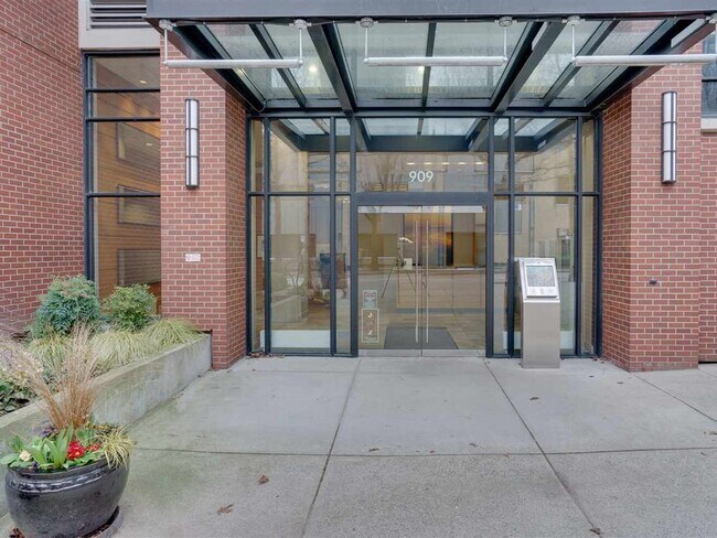 909 Mainland St in Vancouver, BC - Building Photo - Building Photo