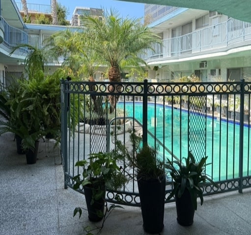 1011 Hilldale Ave, Unit 11 in West Hollywood, CA - Building Photo - Building Photo