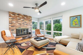 2404 SW 104th St in Seattle, WA - Building Photo - Building Photo