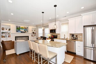 211 W Saint Paul Ave, Unit 3 in Chicago, IL - Foto de edificio - Building Photo