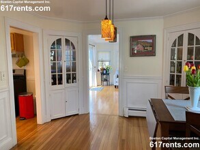 22 Cleveland Rd, Unit 1 in Wellesley, MA - Foto de edificio - Building Photo