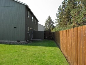 20008 Elizabeth Ln in Bend, OR - Foto de edificio - Building Photo