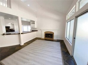 3303 Deaver Dr in Corona, CA - Foto de edificio - Building Photo