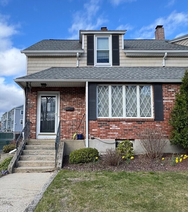 320 Crescent St in Waltham, MA - Building Photo