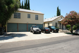 1020 W Clark Ave in Burbank, CA - Foto de edificio - Building Photo