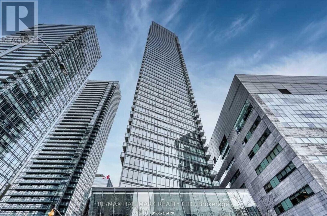 832-2832 Bay St. in Toronto, ON - Building Photo