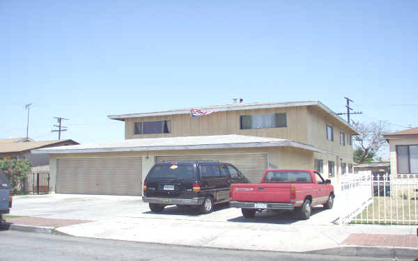 9530 San Vincente Ave in South Gate, CA - Building Photo