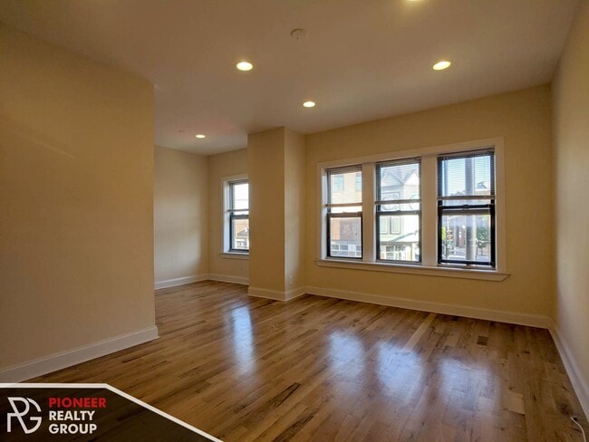 2234 W Wilson Ave, Unit 204