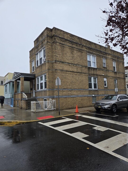 540 61st St in West New York, NJ - Building Photo