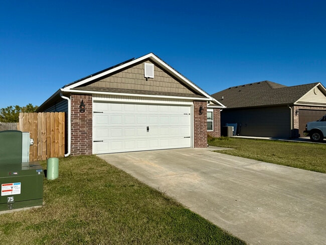 530 Woodcreek Lp in Lowell, AR - Building Photo - Building Photo