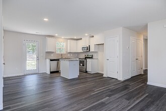 1325 W Sedgefield Dr in Winston-Salem, NC - Building Photo - Building Photo