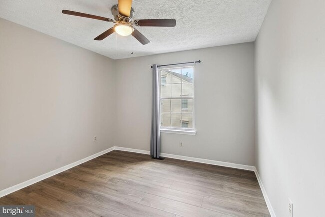 1605 Woodview Ct in Crofton, MD - Foto de edificio - Building Photo