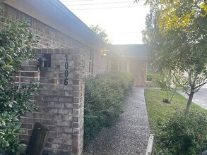 1006 Walnut Bend Ln in Houston, TX - Building Photo - Building Photo