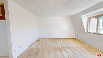 8120 Redlands St in Los Angeles, CA - Building Photo - Building Photo
