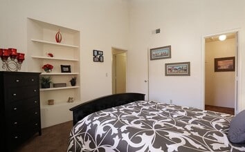 Emerald Pointe Apartments in Tucson, AZ - Foto de edificio - Building Photo