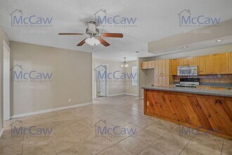 1911 Hillcrest Dr in Irving, TX - Foto de edificio - Building Photo
