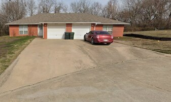 2008-2010 Fall Ct, Unit 2010 in Claremore, OK - Building Photo