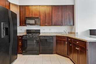 33 W Ontario St, Unit 44c in Chicago, IL - Foto de edificio - Building Photo