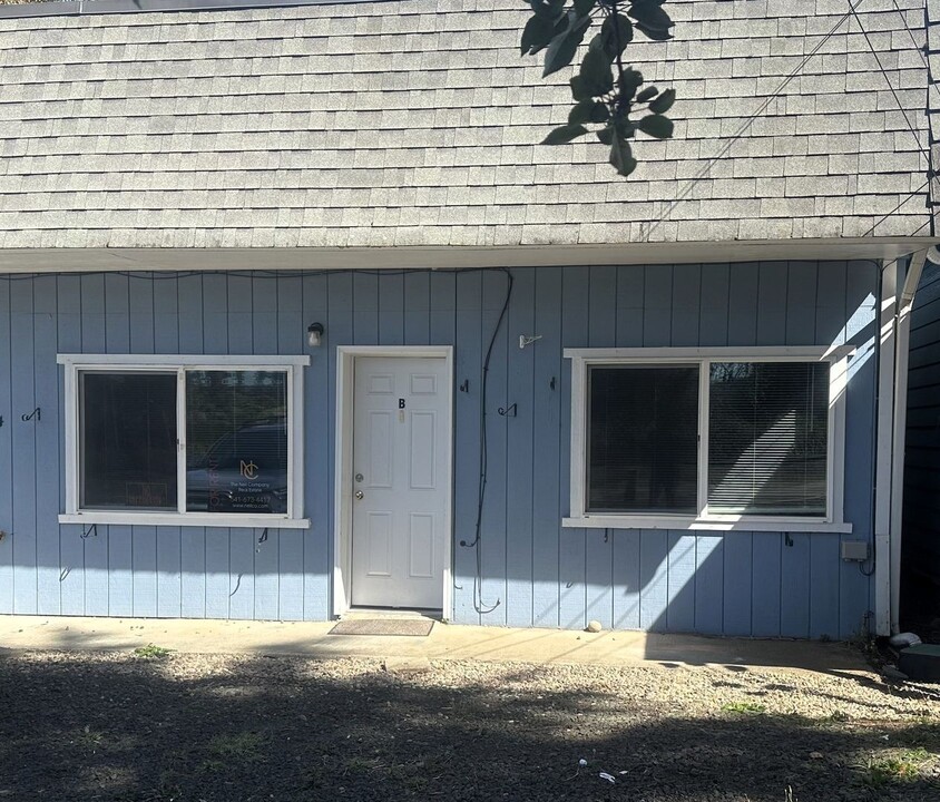 312 SE Front St in Oakland, OR - Foto de edificio