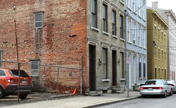 311 E 13th St in Cincinnati, OH - Foto de edificio - Building Photo