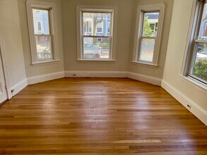 36 Willow Ave, Unit First Floor in Somerville, MA - Building Photo - Building Photo