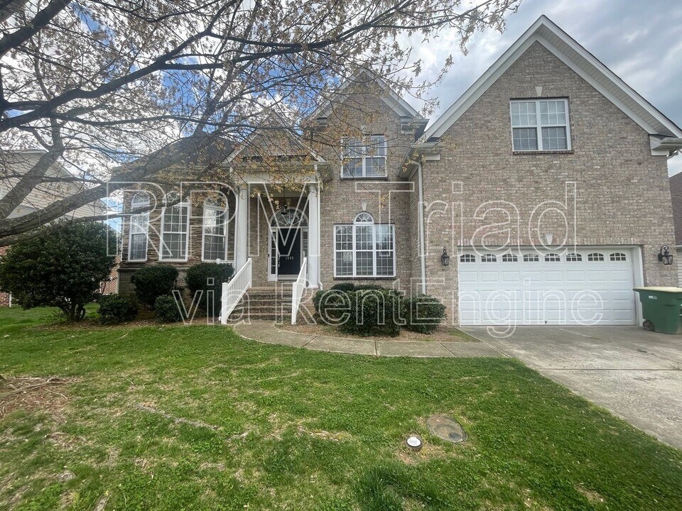 1925 Waterford Village Dr in Clemmons, NC - Building Photo