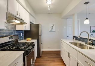 2110 Oak Motte Ln in Austin, TX - Foto de edificio - Building Photo