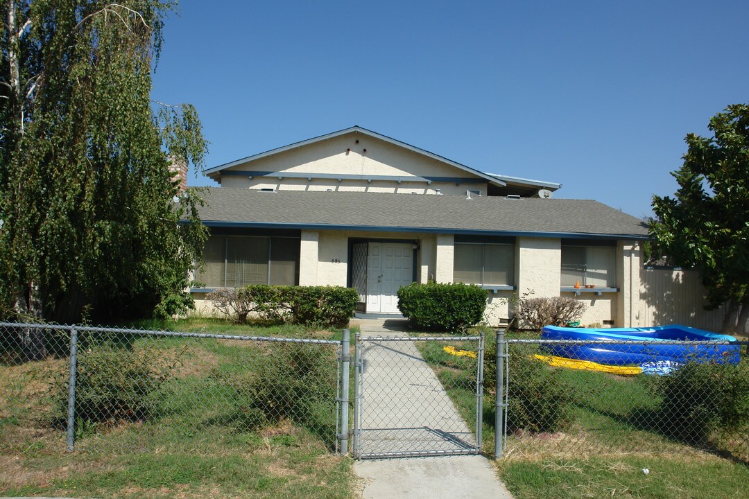 885 Branham Ln in San Jose, CA - Foto de edificio
