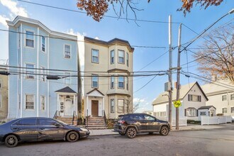 77 Byron St, Unit 2 in Boston, MA - Foto de edificio - Building Photo