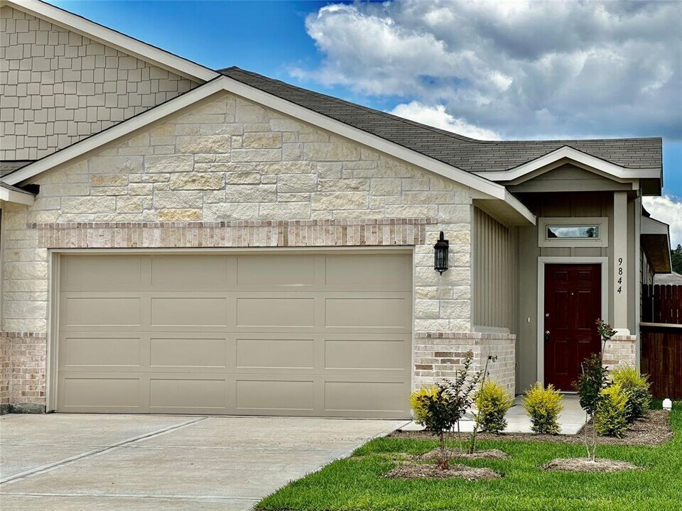 9844 Grosbeak Ln in Magnolia, TX - Foto de edificio