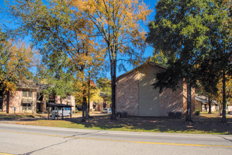 New Caney Oaks I & II in New Caney, TX - Building Photo - Building Photo