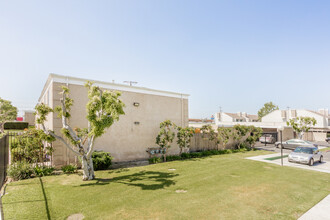 Townhome 2 bed 1.5 Bath in Anaheim in Anaheim, CA - Foto de edificio - Building Photo