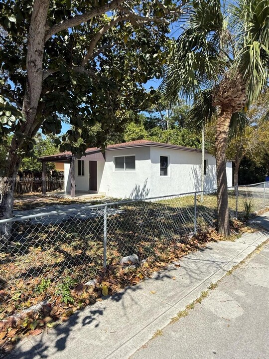 1457 NE 152nd St in North Miami Beach, FL - Building Photo