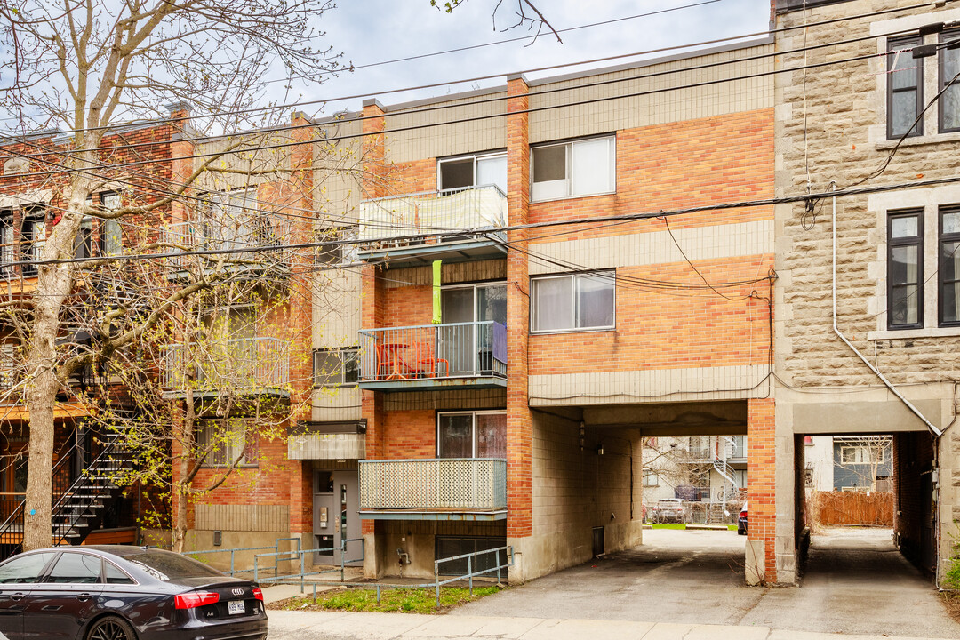 2350 De Châteauguay St in Montréal, QC - Building Photo