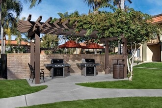 Los Arbolitos Riverside Apartments in Riverside, CA - Foto de edificio - Building Photo