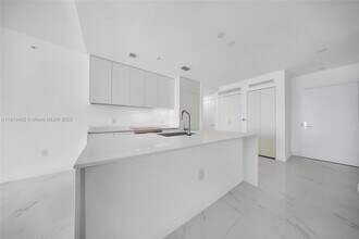 700 NE 24th St, Unit 2704 in Miami, FL - Building Photo - Building Photo