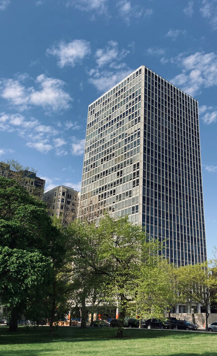 2400 N Lakeview Ave in Chicago, IL - Building Photo